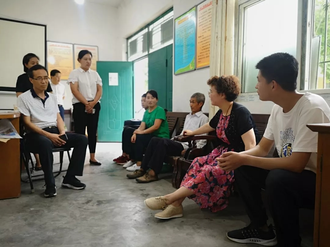 第五届“金秋圆梦·爱心助学”组委会走访困难学生家庭