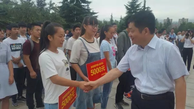 第三届“金秋圆梦爱心助学”活动圆满结束 百名困难学生每人领到5000元助学金
