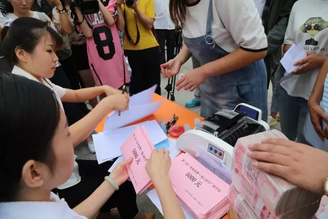 第三届“金秋圆梦爱心助学”活动圆满结束 百名困难学生每人领到5000元助学金