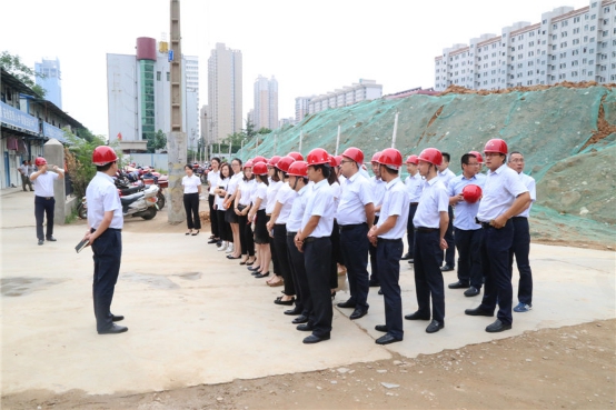 2018年6月25日，轩苑集团员工观摩学习轩苑世家三期施工现场