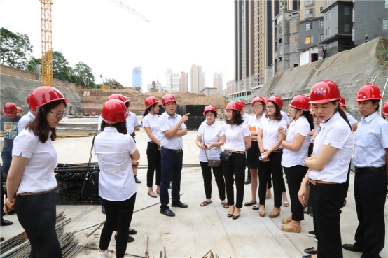 2018年6月25日，轩苑集团员工观摩学习轩苑世家三期施工现场
